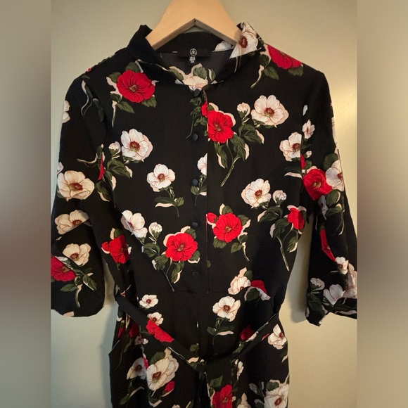 Missguided floral romper. Size 8. - Picture 2 of 11